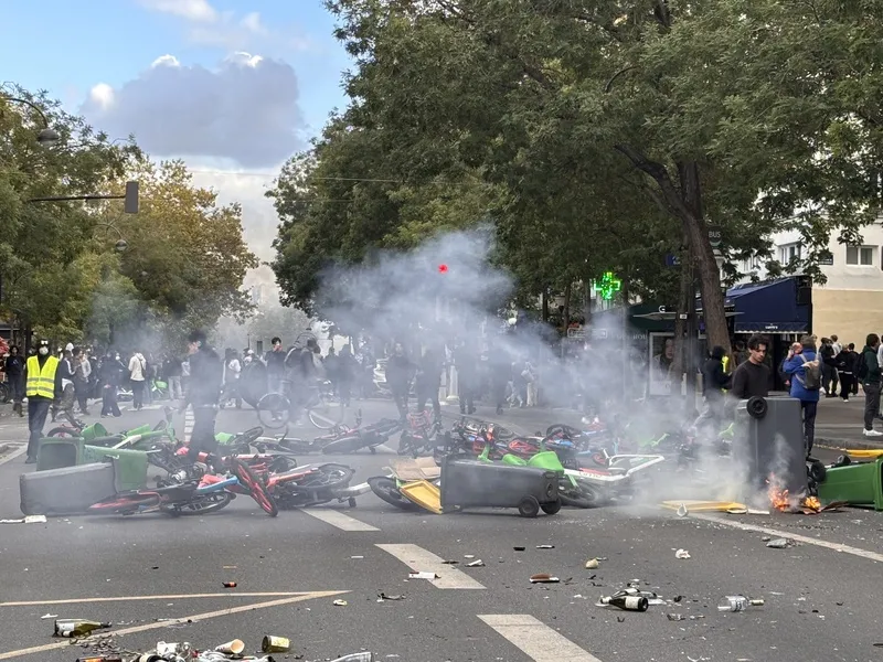 法國17日示威中，巴黎街頭多處出現以共享單車和垃圾桶堆疊而成的路障，甚至遭人點火引燃。（中央社）