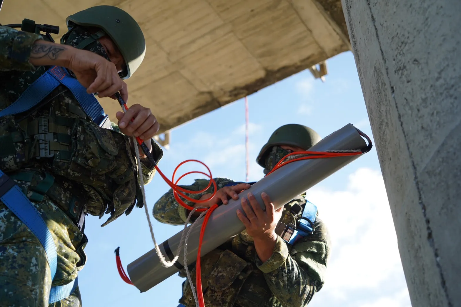 花防部官兵裝填C4炸藥。（張曜麟攝）
