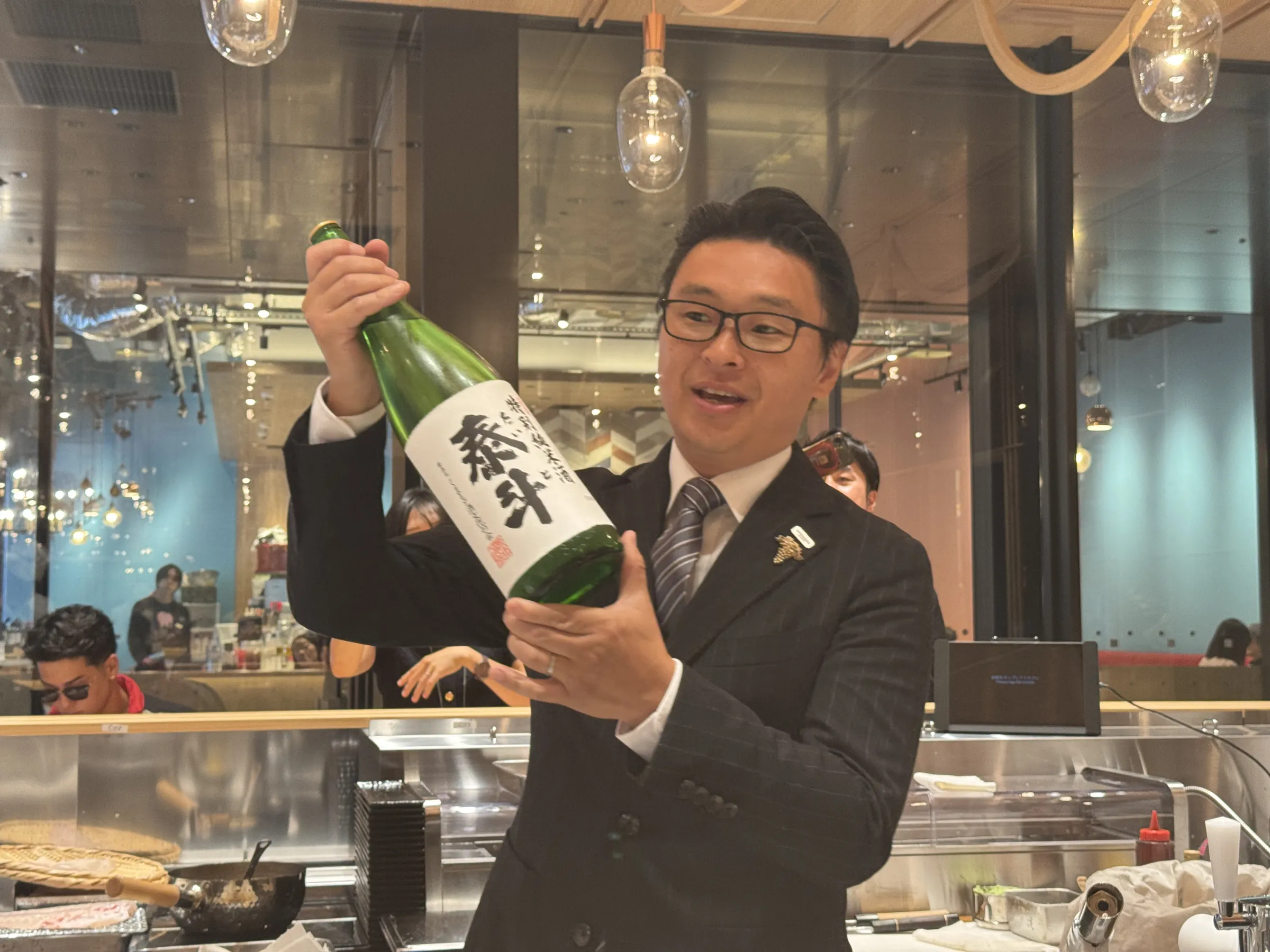 銀座おのでらが都内2号店となる回転鮨をハレザ池袋に23日開業し、やま幸の大間産本マグロや職人技の江戸前寿司、名物泰斗コール、老舗榮太樓總本鋪監修の限定抹茶パフェなど多彩な魅力を一挙に披露した。黃信維