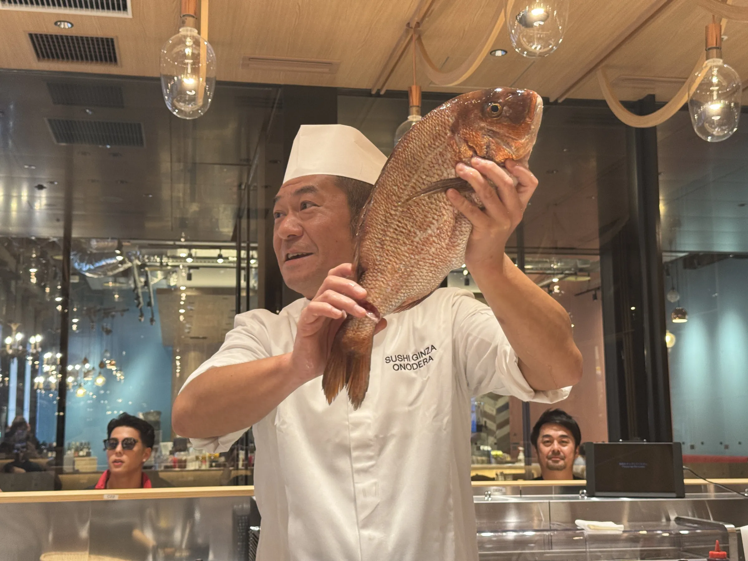 銀座おのでらが都内2号店となる回転鮨をハレザ池袋に23日開業し、やま幸の大間産本マグロや職人技の江戸前寿司、名物泰斗コール、老舗榮太樓總本鋪監修の限定抹茶パフェなど多彩な魅力を一挙に披露した。黃信維