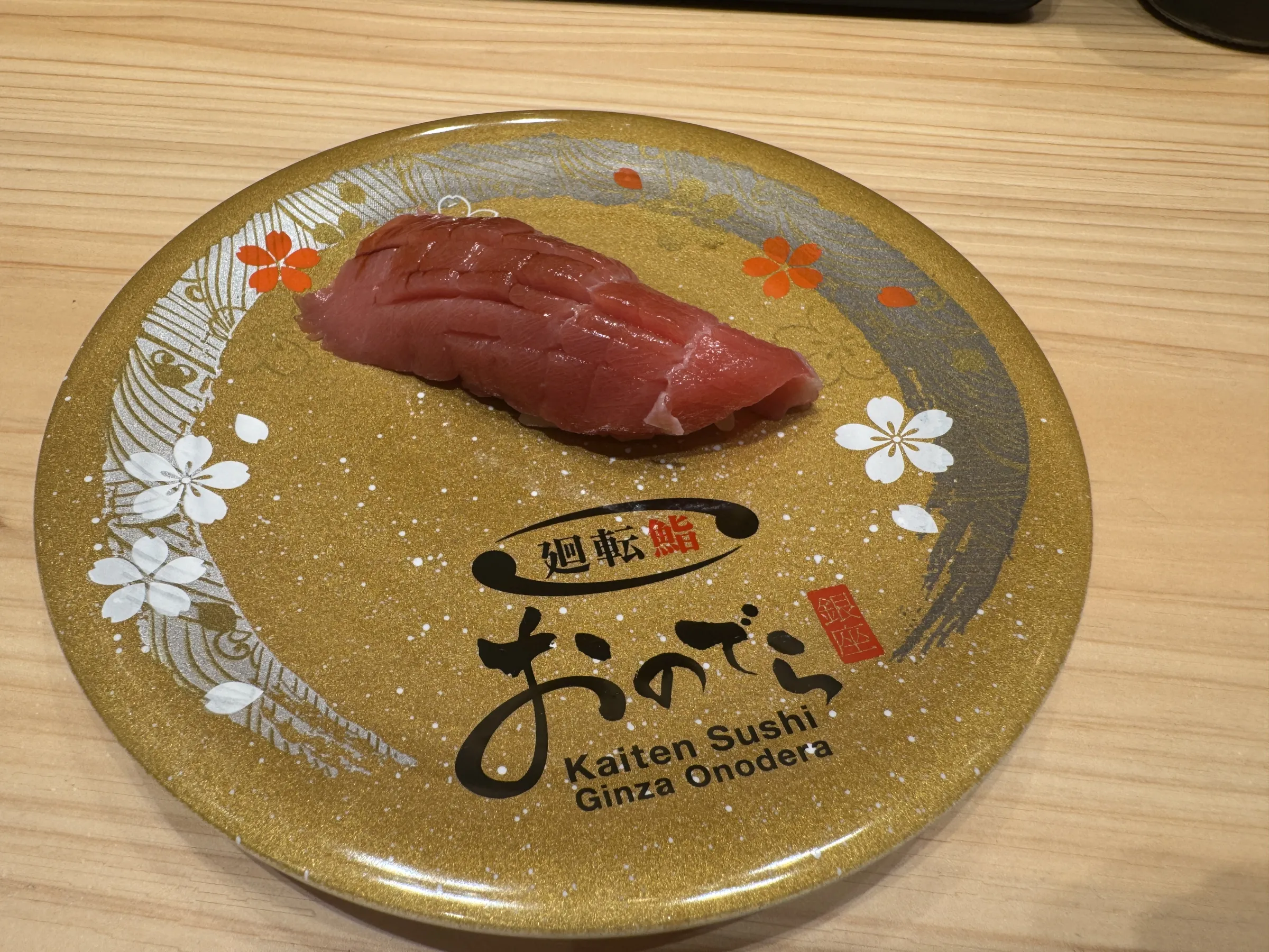 銀座おのでらが都内2号店となる回転鮨をハレザ池袋に23日開業し、やま幸の大間産本マグロや職人技の江戸前寿司、名物泰斗コール、老舗榮太樓總本鋪監修の限定抹茶パフェなど多彩な魅力を一挙に披露した。黃信維