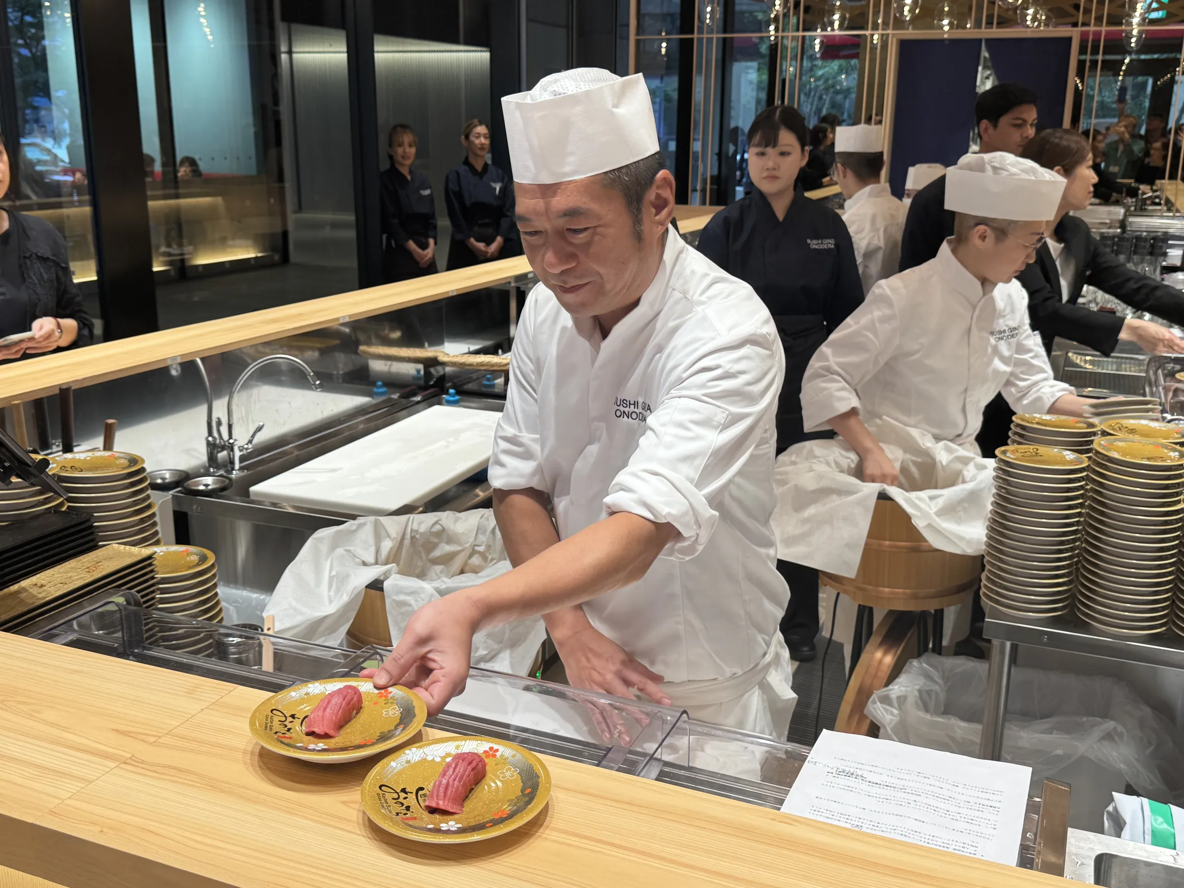 銀座おのでらが都内2号店となる回転鮨をハレザ池袋に23日開業し、やま幸の大間産本マグロや職人技の江戸前寿司、名物泰斗コール、老舗榮太樓總本鋪監修の限定抹茶パフェなど多彩な魅力を一挙に披露した。黃信維