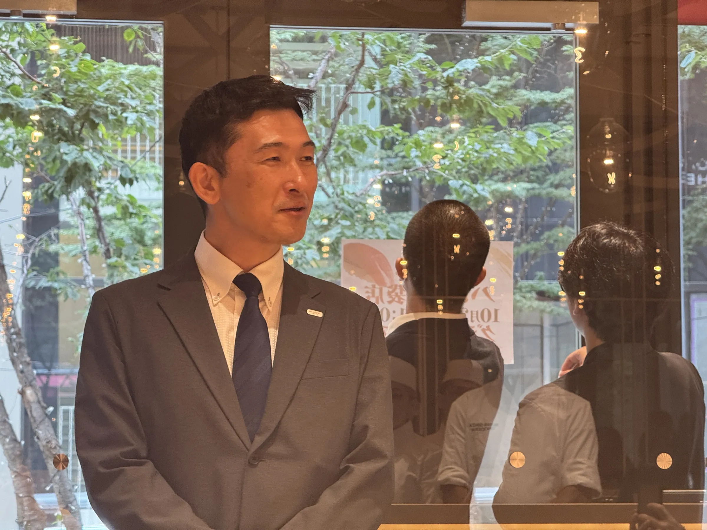 銀座おのでらが都内2号店となる回転鮨をハレザ池袋に23日開業し、やま幸の大間産本マグロや職人技の江戸前寿司、名物泰斗コール、老舗榮太樓總本鋪監修の限定抹茶パフェなど多彩な魅力を一挙に披露した。黃信維