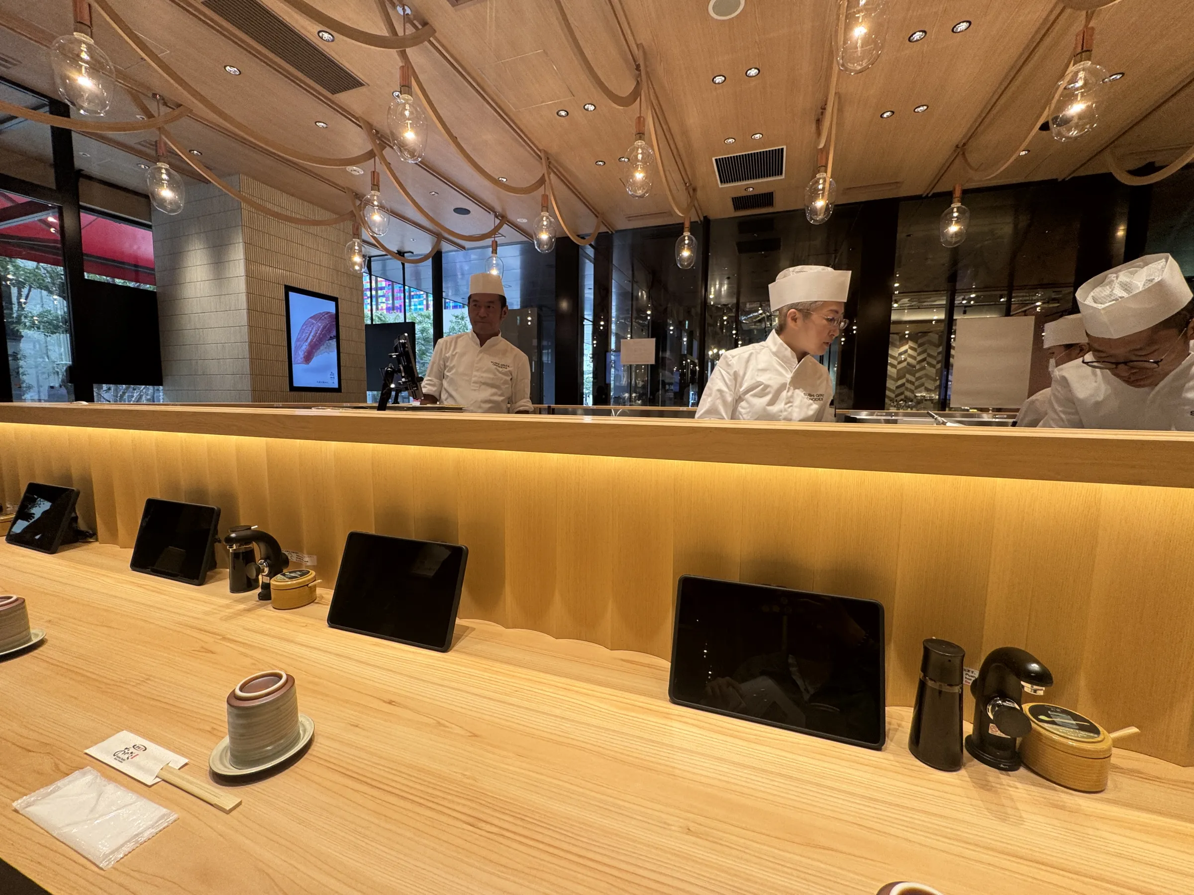 銀座おのでらが都内2号店となる回転鮨をハレザ池袋に23日開業し、やま幸の大間産本マグロや職人技の江戸前寿司、名物泰斗コール、老舗榮太樓總本鋪監修の限定抹茶パフェなど多彩な魅力を一挙に披露した。黃信維