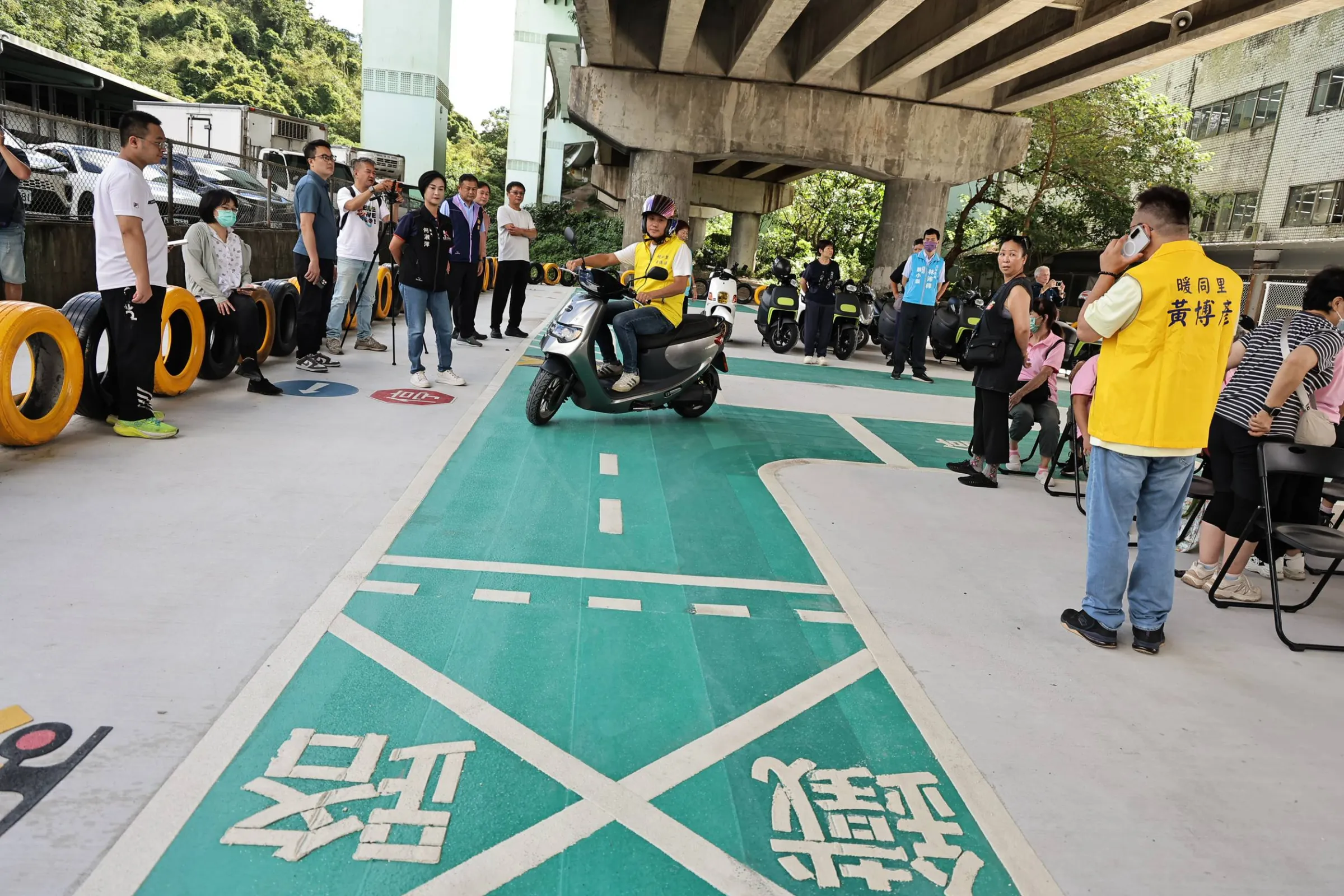 橋下閒置空間華麗蛻變！暖暖機車練習場啟用　提供市民免費安全練車環境。(圖片提供/基隆市政府綜合發展處新聞科)