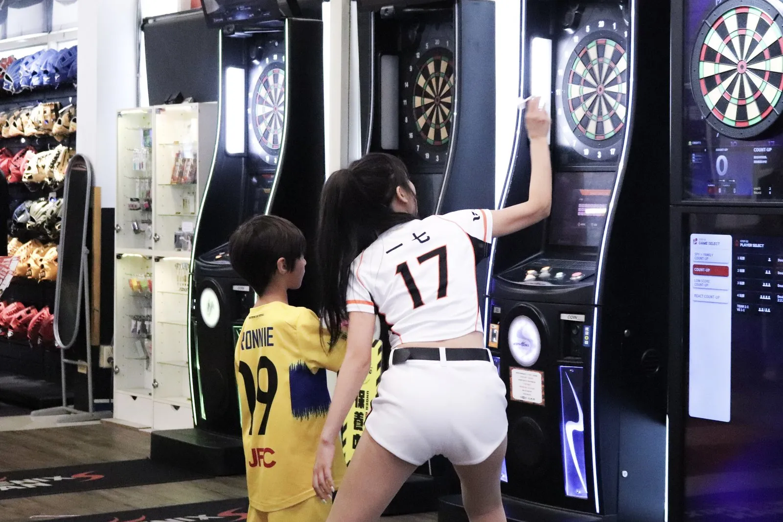 Uni-girls 成員瑟七與一七跟參與民眾一起挑戰館內設施。(圖片_統一脆麵提供)