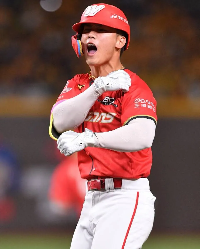 味全龍20歲小將曾聖安在台灣大賽G2轟出逆轉致勝3分砲，成為球隊奪勝關鍵功臣，G3持續獲得先發機會，擔任第9棒右外野手，力拚幫助龍隊取得3勝0敗聽牌優勢。（圖／CPBL臉書）
