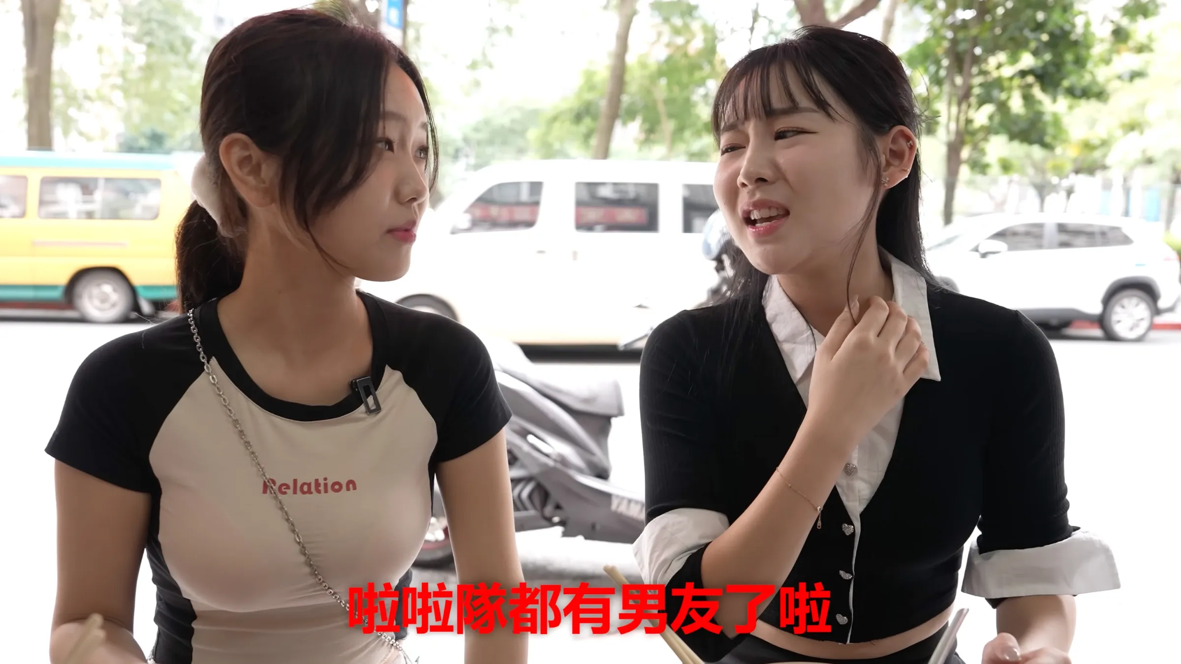 朴宰令（右）曾在Judy（左）影片中爆料「啦啦隊都有男友了啦！」引發熱烈討論。（圖／翻攝自Judy YouTube）