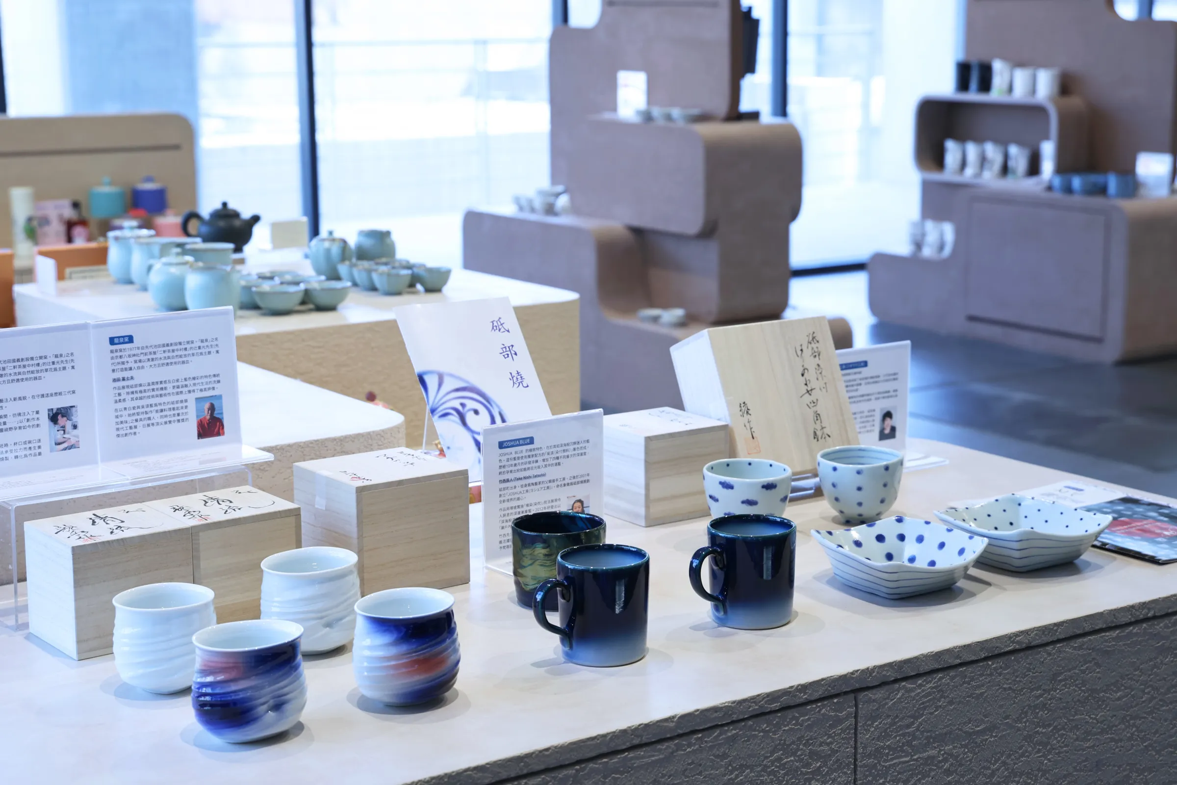 陶博館文化商店展售12件日本愛媛縣砥部町「砥部燒」手作陶器，每件均附有職人落款木盒。（圖／新北市立鶯歌陶瓷博物館）
