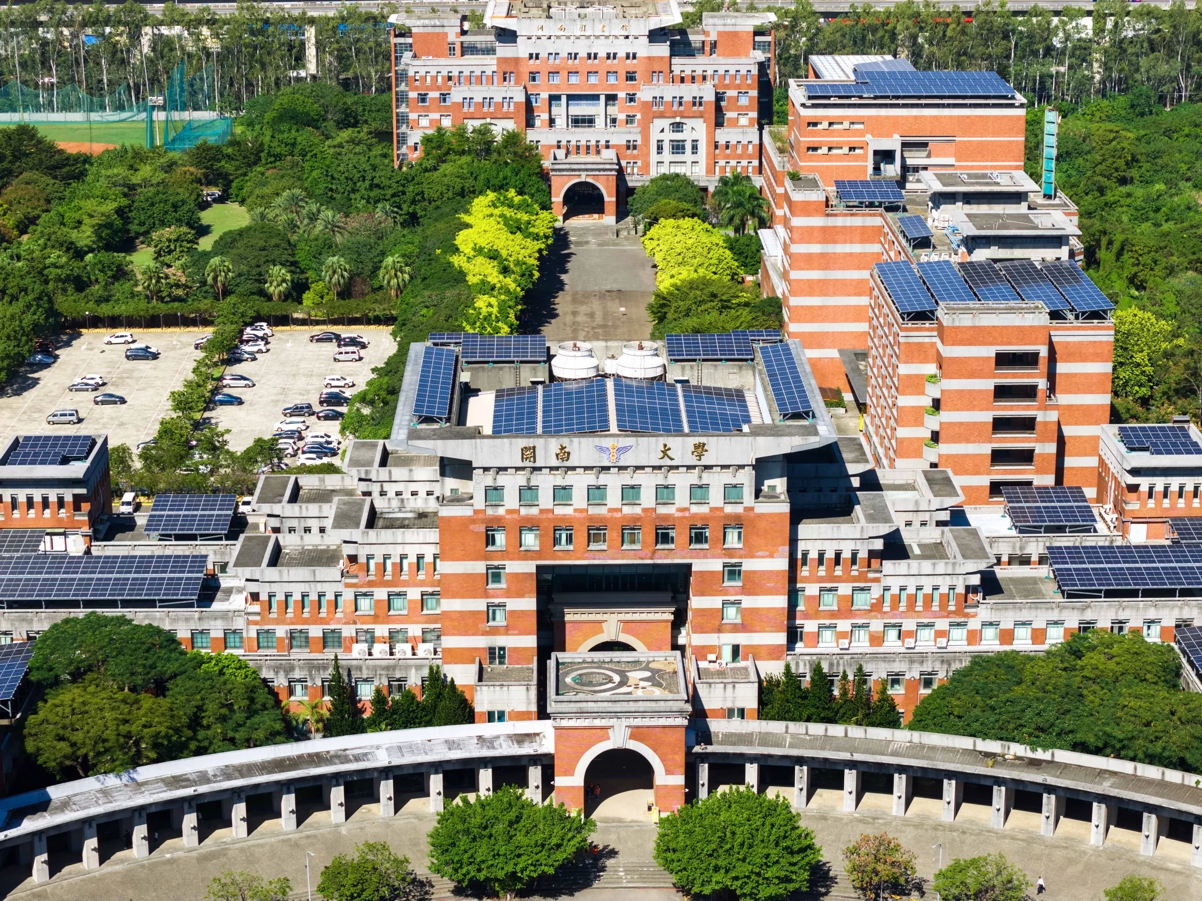 開南大學校園空拍景觀。研究團隊已完成整合平台開發，後續將透過測試與資料分析，評估系統穩定性、使用接受度及潛在效益。（圖/開南大學提供）