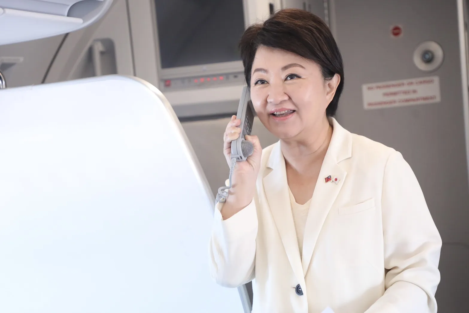 盧市長透過機上廣播對新人們表達祝賀。（圖/台中市政府）