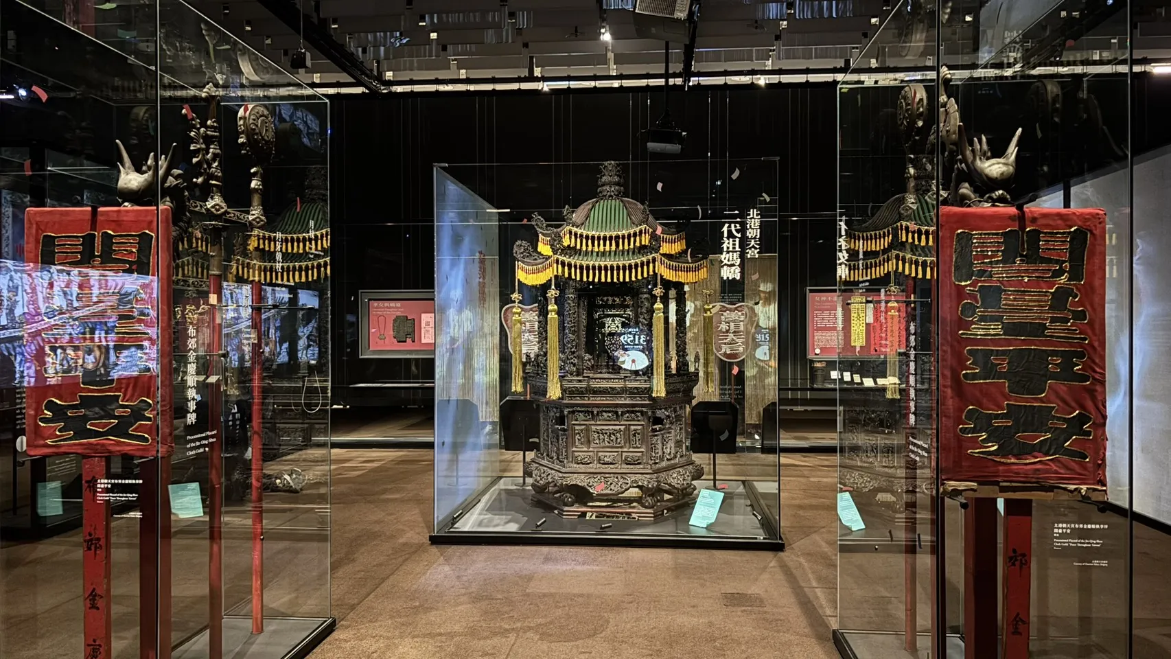 國立臺灣歷史博物館「萬相天后」特展，展出媽祖神轎與傳統宗教儀仗，透過精緻雕刻及祭祀器物，呈現臺灣媽祖信仰的歷史傳承與民間工藝之美。(照片/鄧亦涵攝)