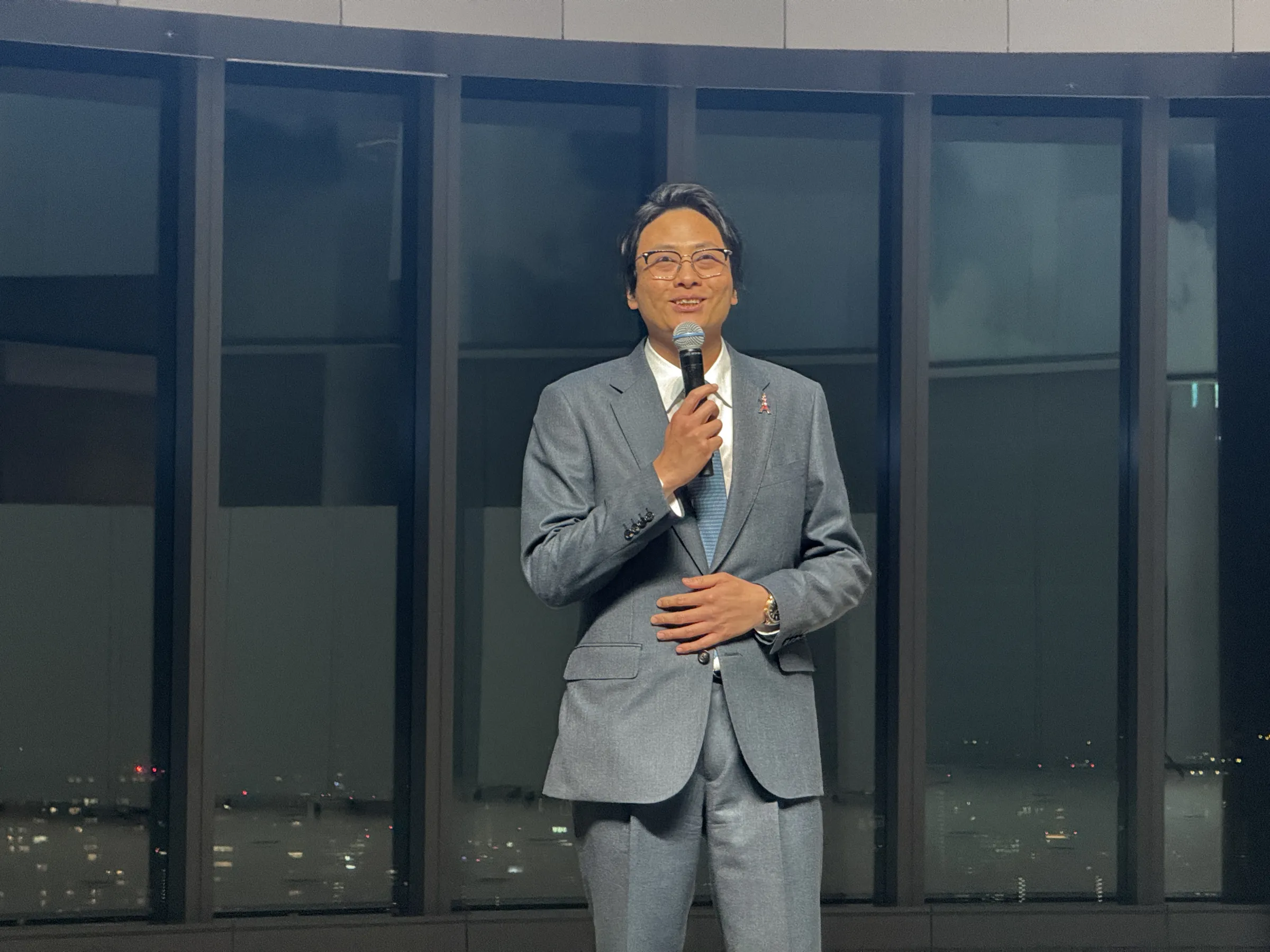 東通グループは麻布台ヒルズで記者会見を開き、2030年の運用資産3000億円達成に向けた事業進捗やホテル・ファンド事業計画を発表し、東京タワーを特別色に点灯させた。黃信維