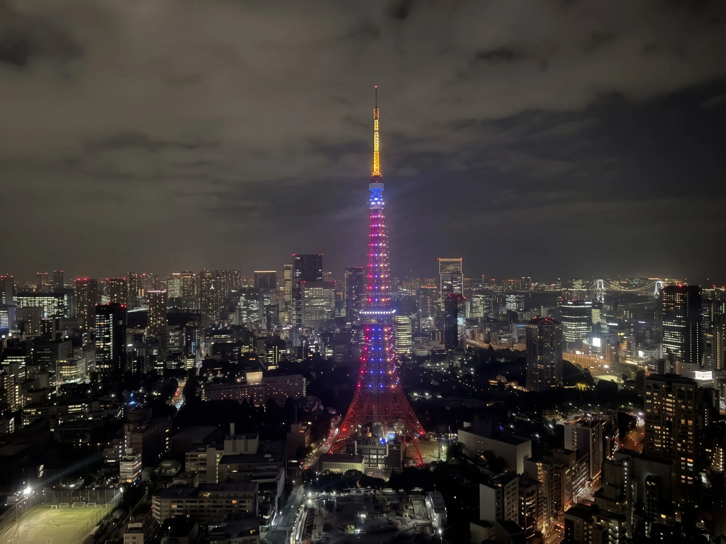 東通グループは麻布台ヒルズで記者会見を開き、2030年の運用資産3000億円達成に向けた事業進捗やホテル・ファンド事業計画を発表し、東京タワーを特別色に点灯させた。黃信維