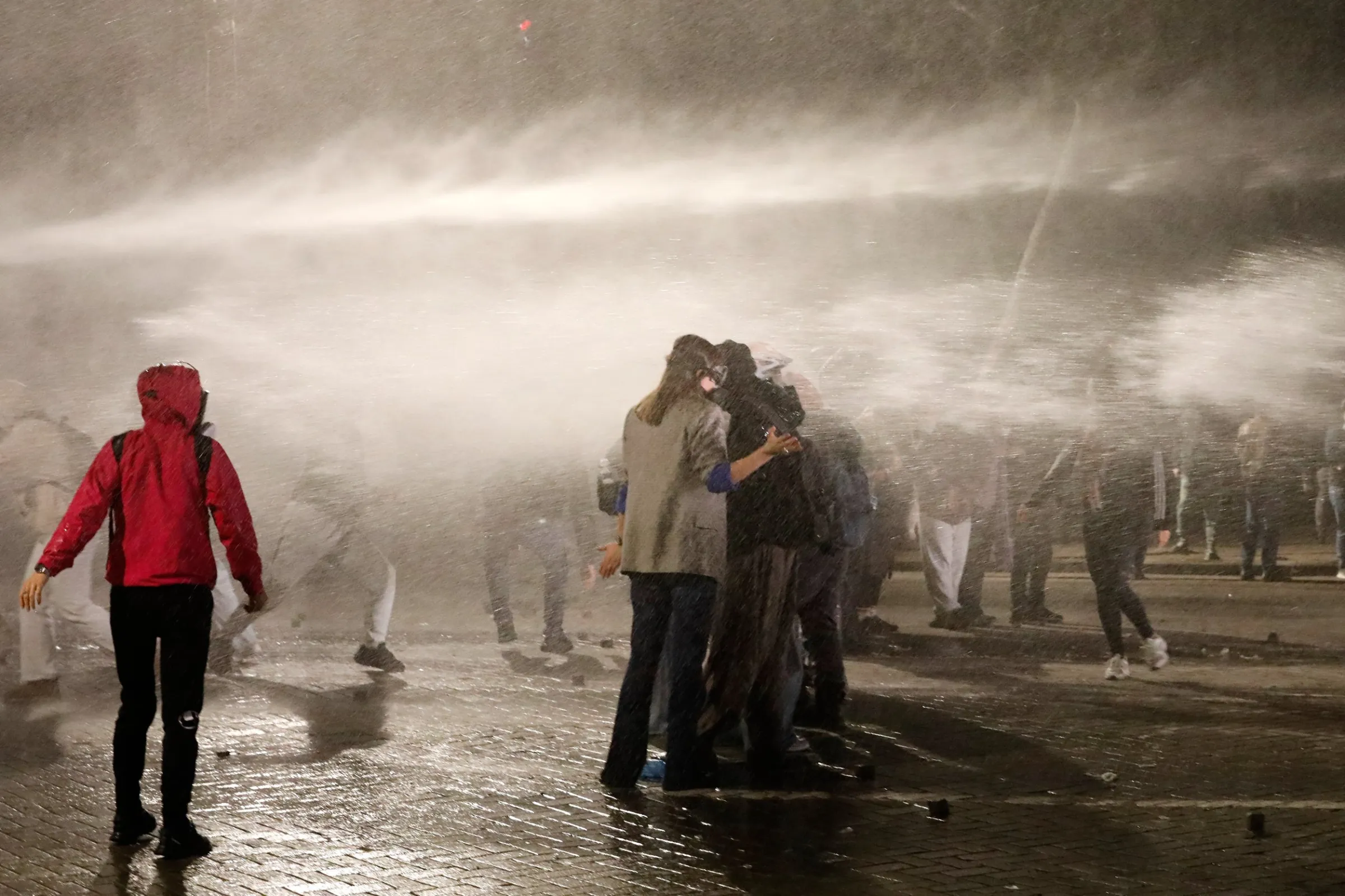 2026年10月20日，阿爾巴尼亞地拉那，警方水砲車在週二深夜的反政府示威中對示威者噴水。（美聯社）