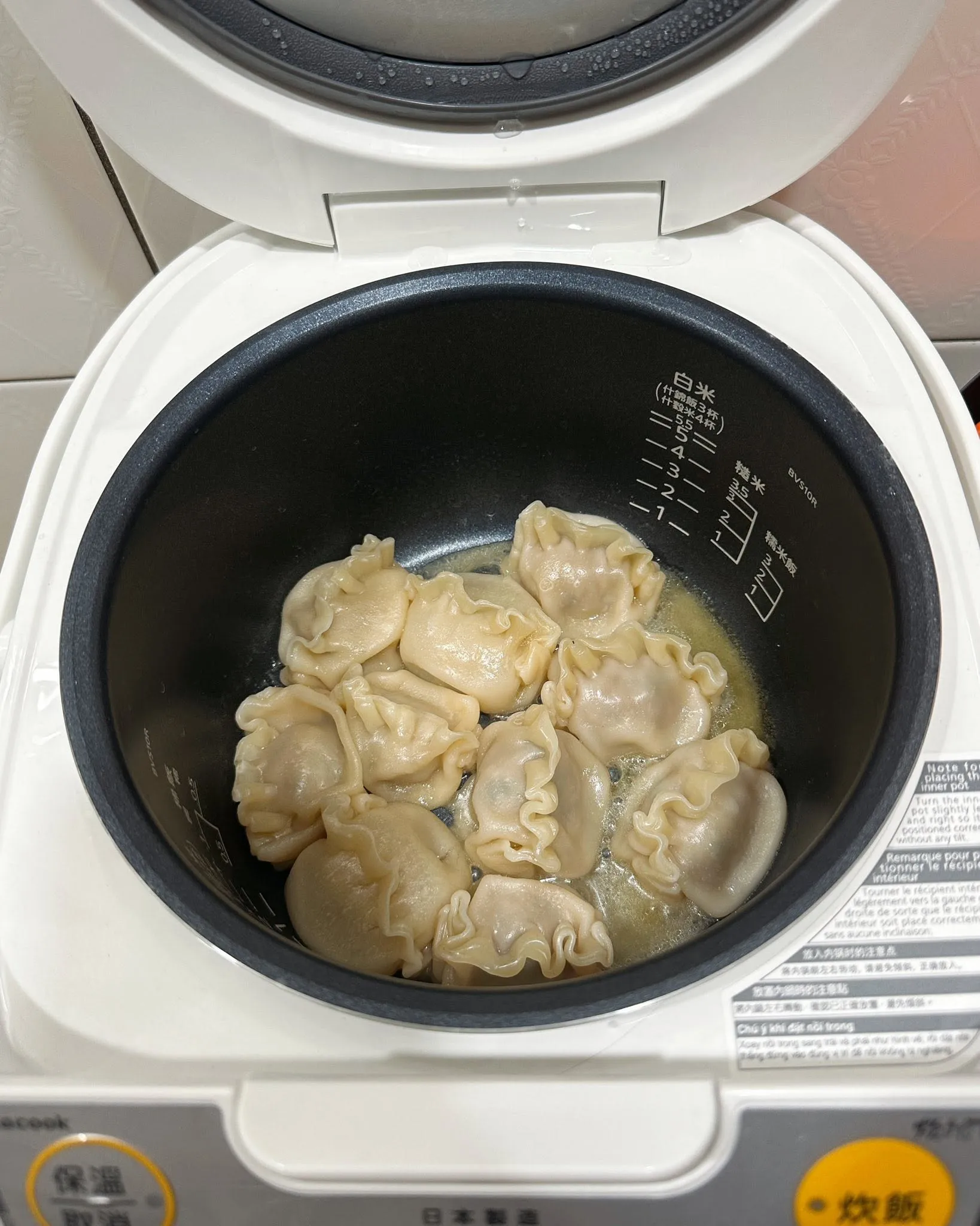有內行網友分享，水餃可以用電子鍋煮，免顧火照樣飽滿多汁。（圖／翻攝自我愛全聯-好物老實説）