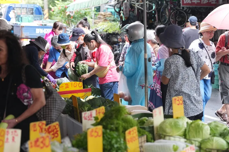 強颱薔琵逼近，台北市民眾21日趕在風雨前到市場採買。（中央社記者徐肇昌攝）