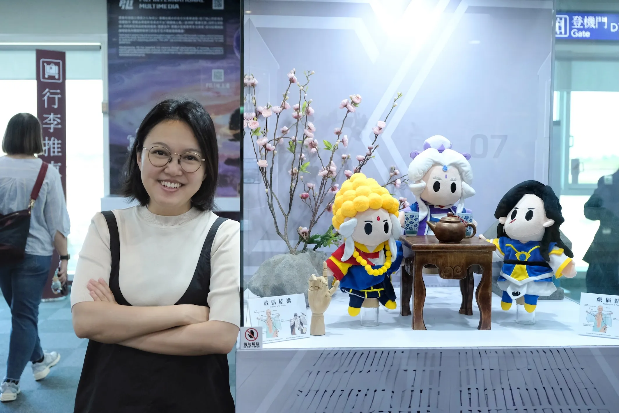 展區內透過多款知名的經典角色戲偶及相關內容展示，旅客不僅能近距離欣賞戲偶造型、服飾及精緻工藝，更能透過角色與故事認識霹靂所建構的宇宙世界觀。（圖/霹靂布袋戲提供）