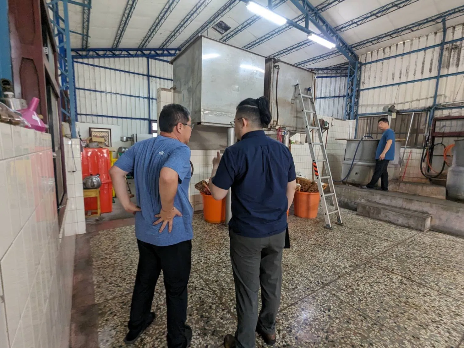 專業輔導團隊走進食品工廠，與業者就生產環境及設備配置交流，透過現場訪視盤點改善需求，協助強化生產管理。（圖/彰化縣政府提供）
