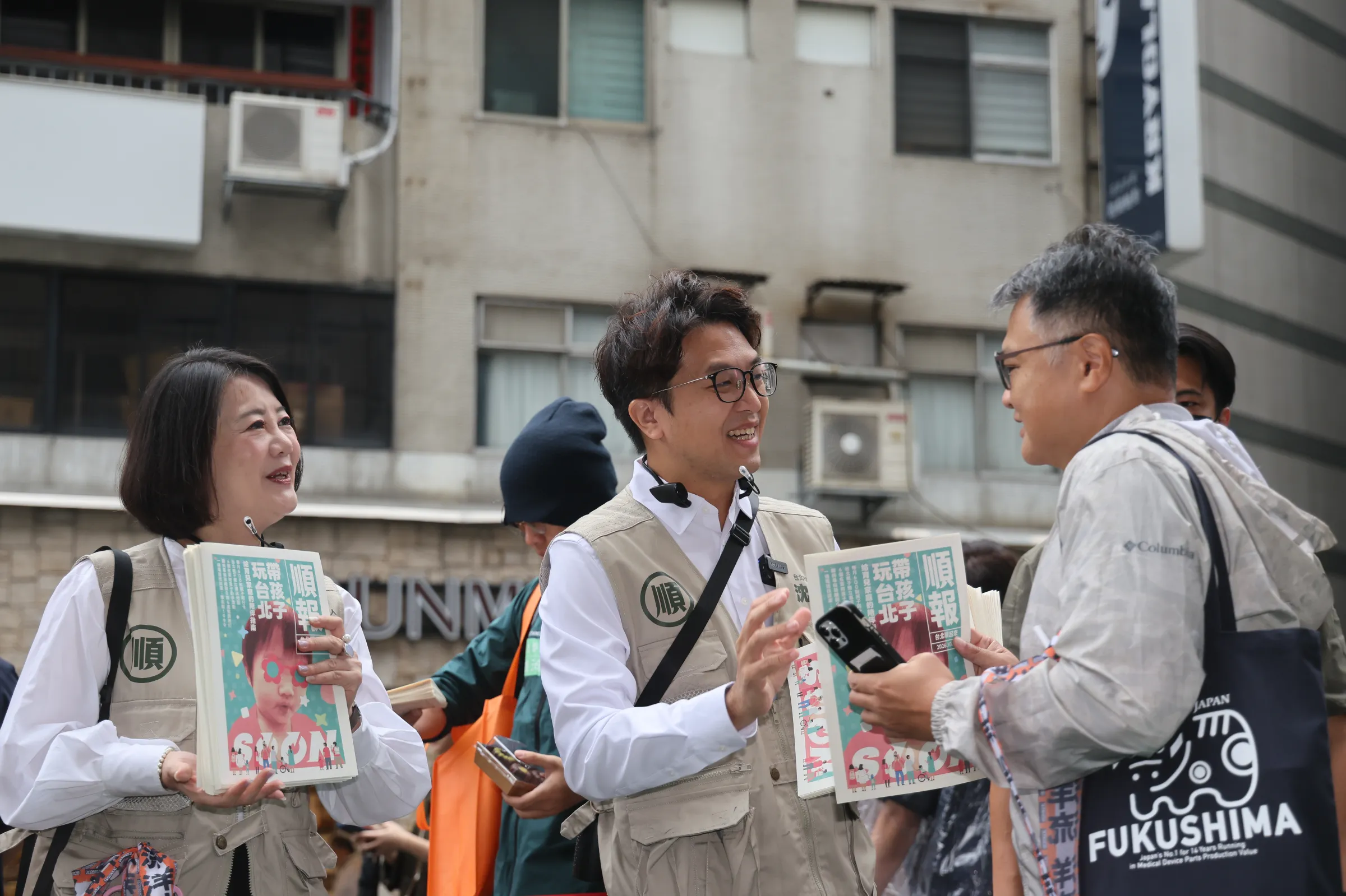 20261022-民進黨台北市長參選人沈伯洋一早赴捷運南京復興站發放《順報》。（陳品佑攝）