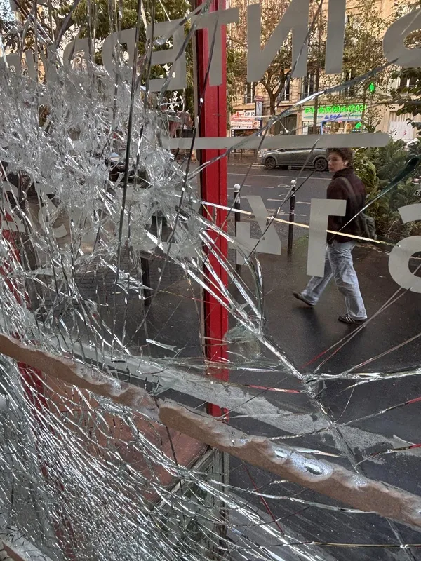 巴黎示威出現暴力亂象　多家商店遭殃 法國17日全國性示威出現嚴重暴力，巴黎伏爾泰大道上多家商店被砸毀洗劫。中央社記者曾依璇巴黎攝115年10月22日