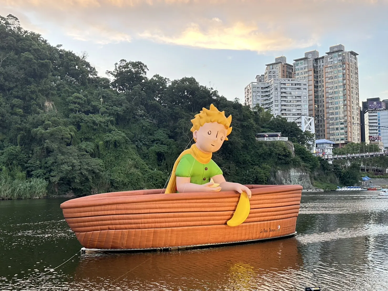 19公尺寬巨型氣膜小王子乘船遊渡碧潭，在星光與水岸夜色映襯下，打造夢幻地景亮點。圖/新北市政府觀光旅遊局提供