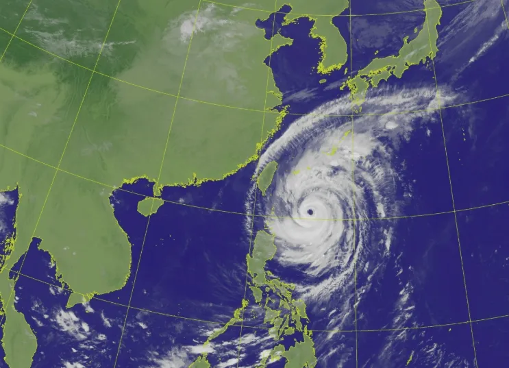 強烈颱風薔琵衛星雲圖，氣象署22日上午11時30分發布陸上颱風警報，七級風暴風半徑擴大至320公里。（圖／氣象署提供）