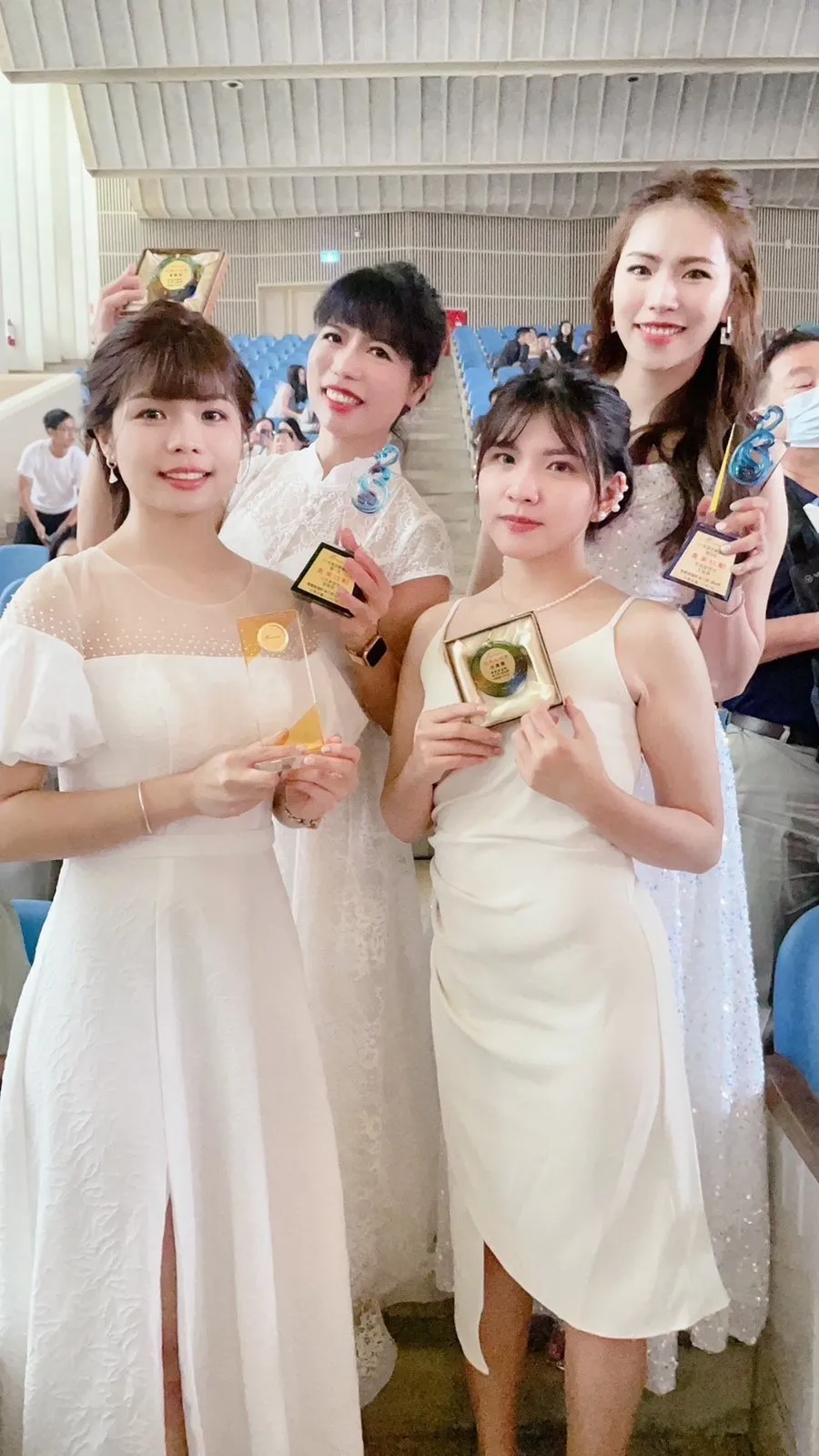 人方與女兒、姪女們一同合影，分享獲得表揚的榮耀與喜悅。