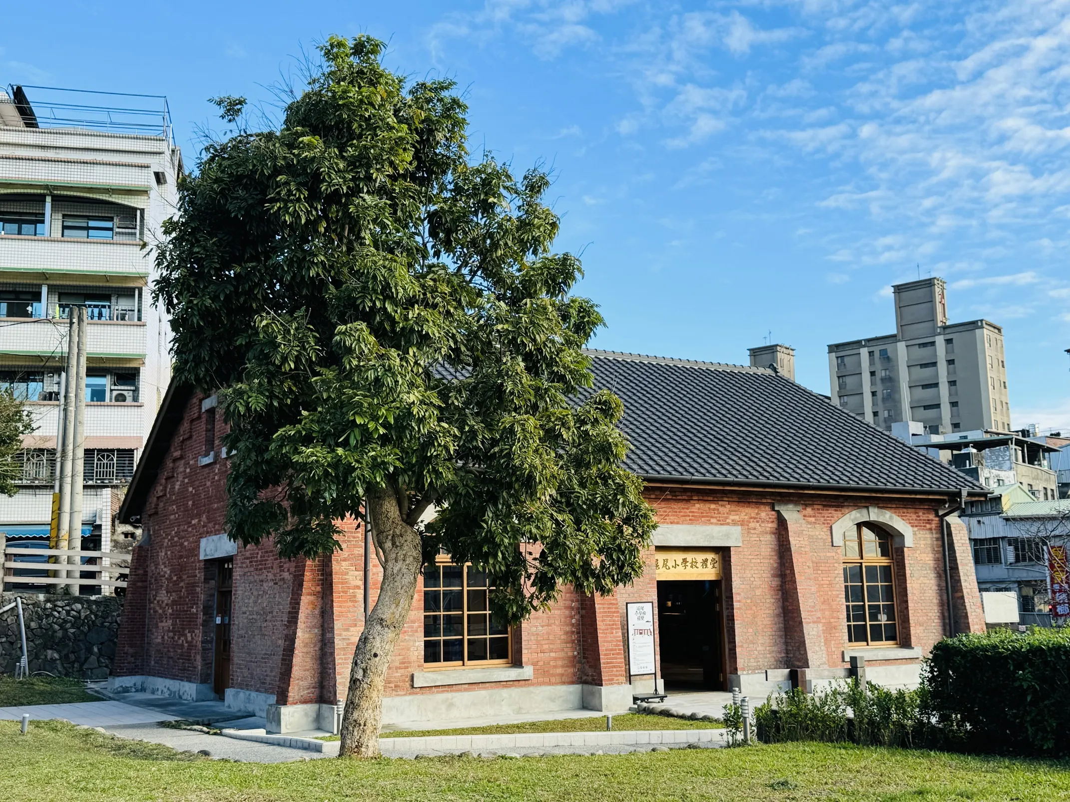 滬尾小學校禮堂新增親子積木、繪本及戶外共遊區，讓大小朋友在遊戲中感受不同時代的童玩樂趣。(圖/新北市立淡水古蹟博物館)