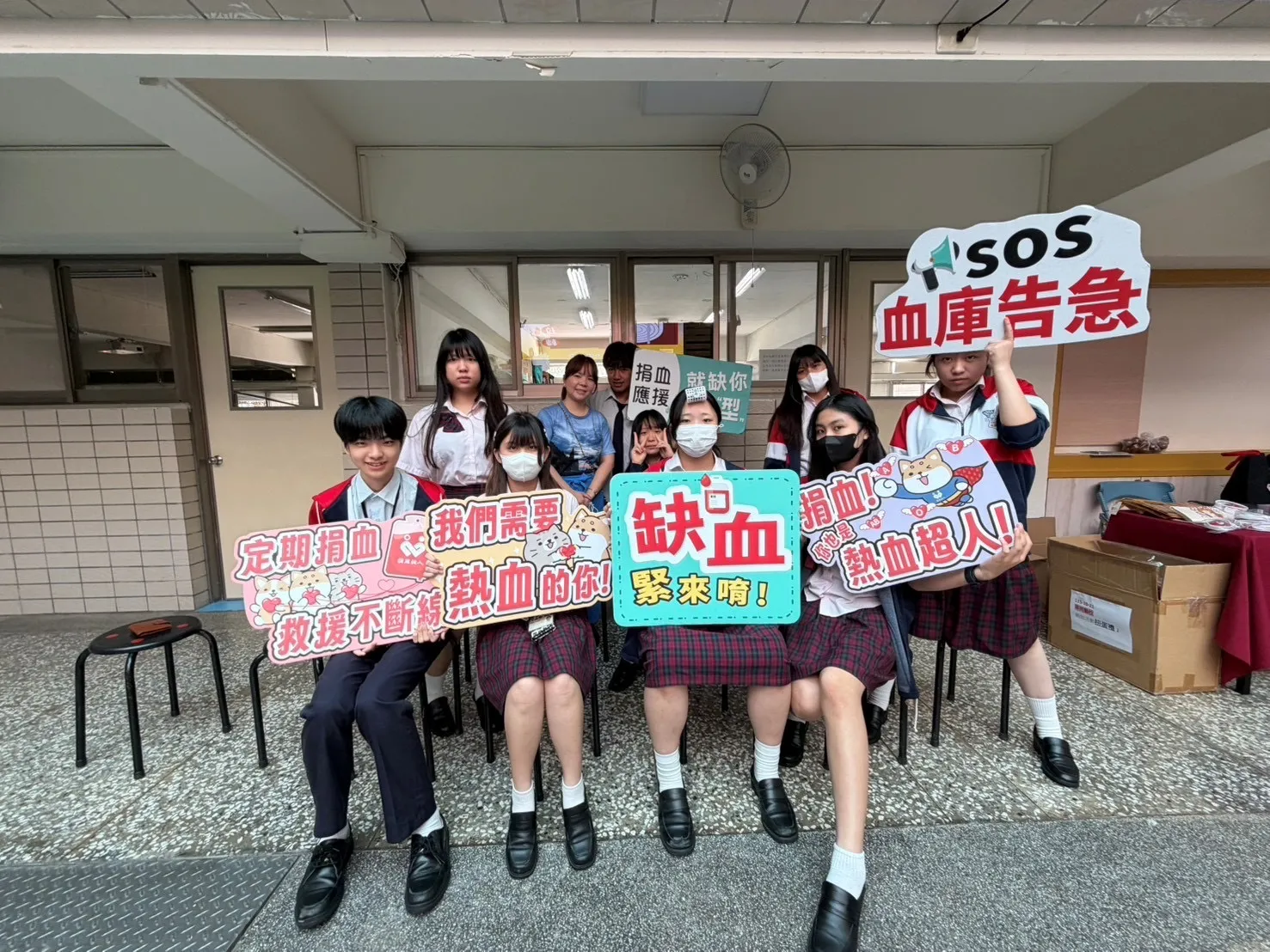 華岡藝校師生在校園捐血車前合影，活動結合親師生力量，共募集68袋熱血。（圖／華岡藝校提供）