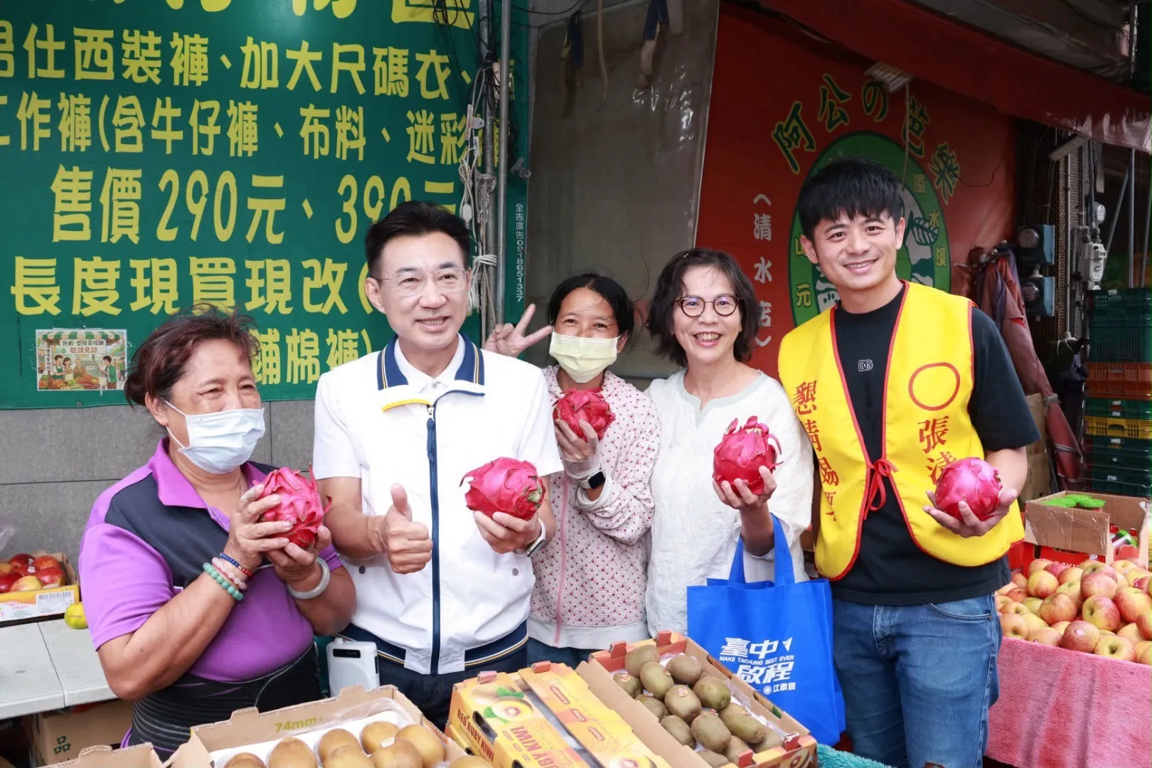 江啟臣今（22）日一早，在台中市議長張清照團隊陪同下，前往清水第一市場掃街拜票，民眾黨中央委員蔡壁如則現身掃街隊伍。（江啟臣辦公室提供）