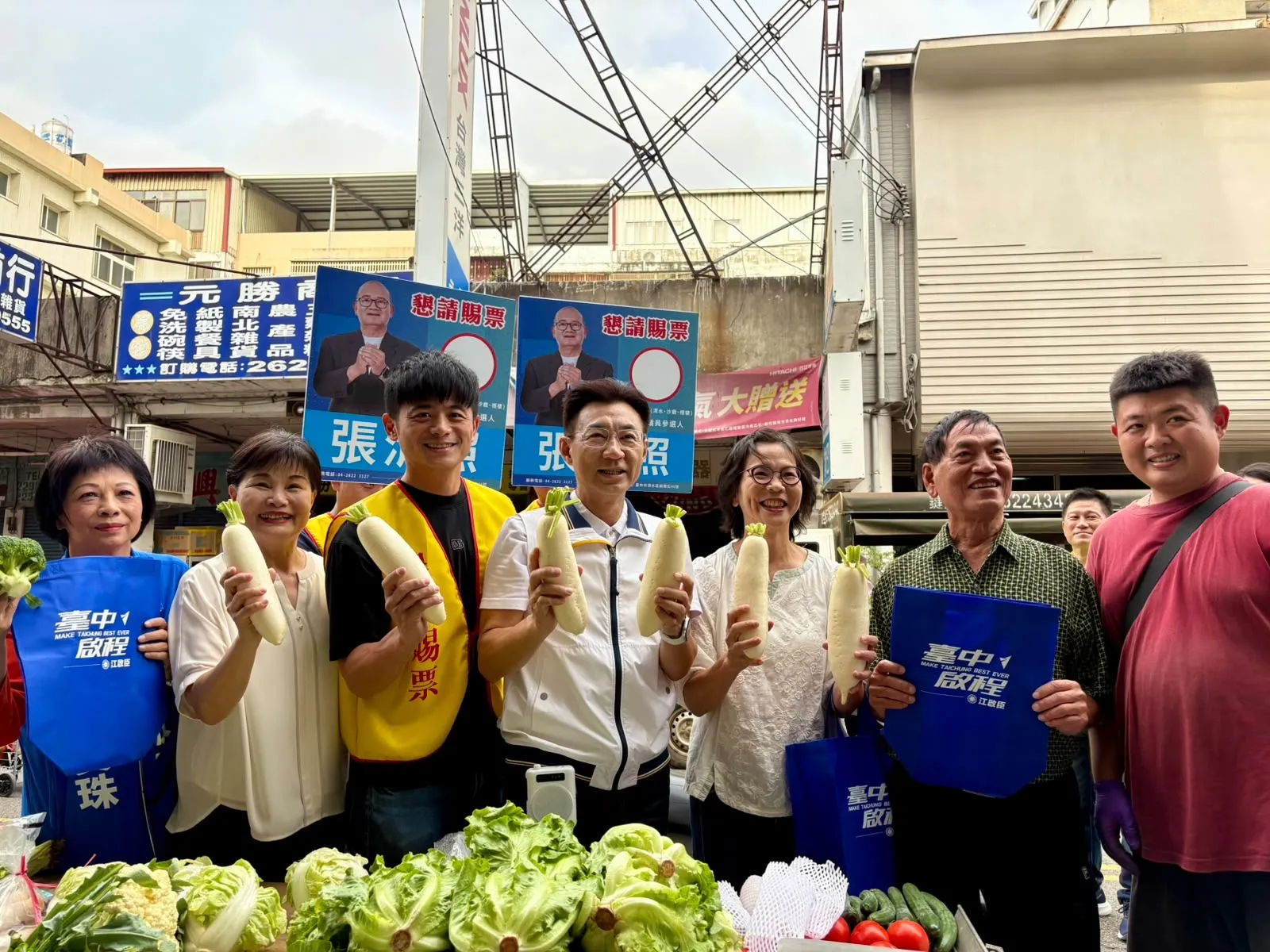 江啟臣今（22）日一早，在台中市議長張清照團隊陪同下，前往清水第一市場掃街拜票，民眾黨中央委員蔡壁如則現身掃街隊伍。（江啟臣辦公室提供）