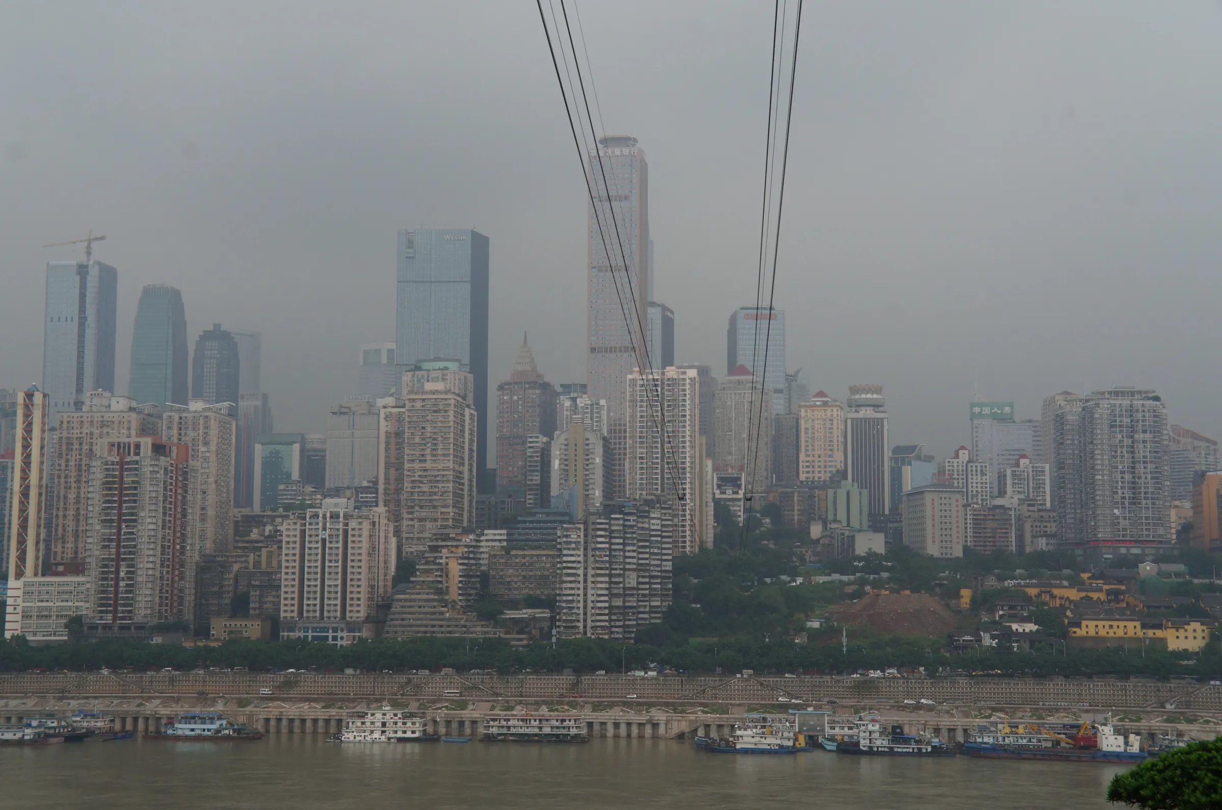 重慶，從長江索道望向重慶市渝中區的景象。（林庭瑤攝）