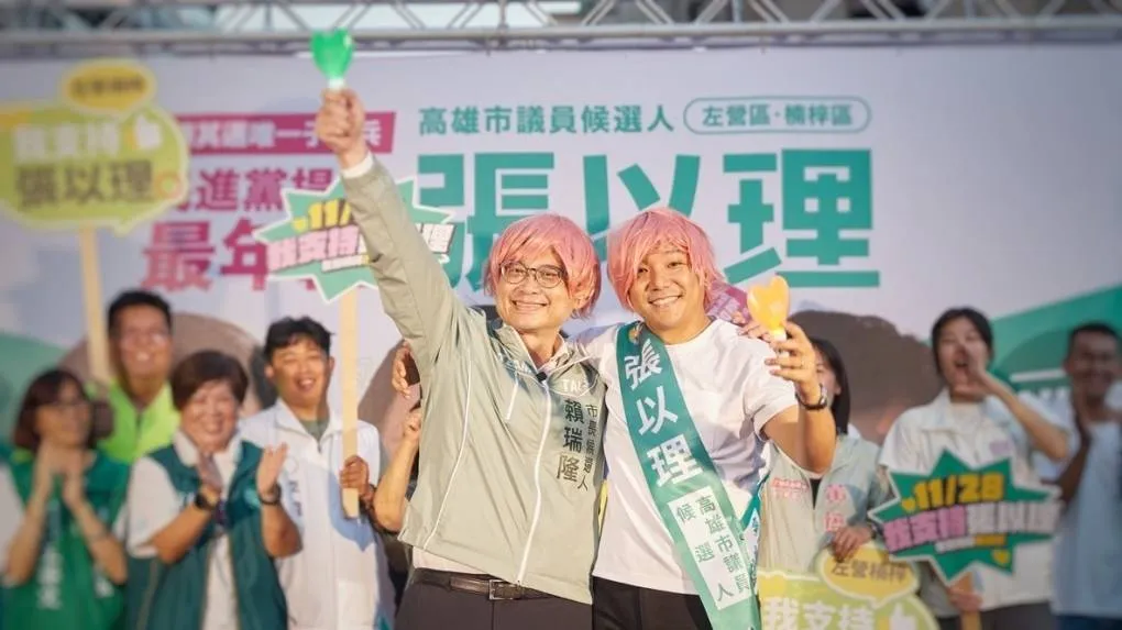 民進黨市長參選人賴瑞隆戴上粉紅色假髮、在台上大跳「超跑情人夢」，試圖透過流行梗與舞台效果創造話題。（圖/徐炳文翻攝）