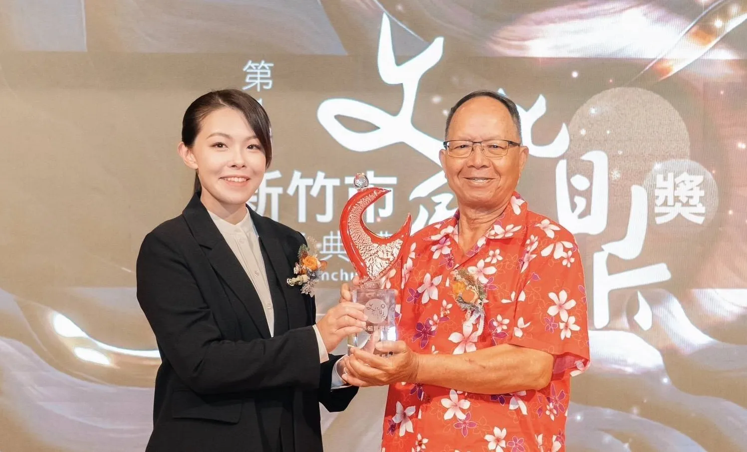 市長高虹安頒發卓越貢獻獎得主吳慶杰。（圖／新竹市政府提供）