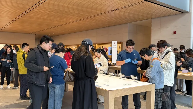 iPhone Duo北京開賣　消費者試用新機（1） 蘋果首款摺疊手機iPhone Duo 23日首度開售。圖為北京三里屯門市的中國消費者試用新機。中央社記者呂佳蓉北京攝115年10月23日