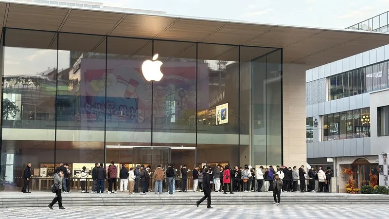 北京三里屯蘋果門市開賣iPhone Duo（1） 蘋果首款摺疊手機iPhone Duo 23日發售，中國的蘋果門市提早2小時開門迎客。圖為23日上午7時許，蘋果的北京三里屯門市已有消費者排隊。中央社記者呂佳蓉北京攝115年10月23日