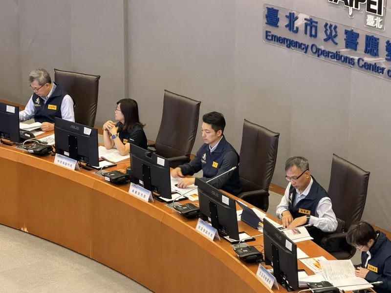台北市長蔣萬安23日主持薔琵颱風第2次工作會報，北北基桃預計當晚8時同步宣布24日是否停班停課。（圖／中央社記者葉蓁芸攝）