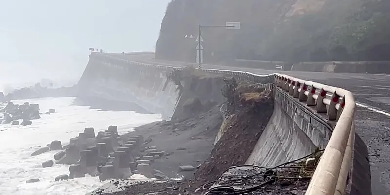 薔琵颱風帶來強浪，南迴公路多良路段北上車道外側路基23日上午流失。（圖／民眾提供，中央社）