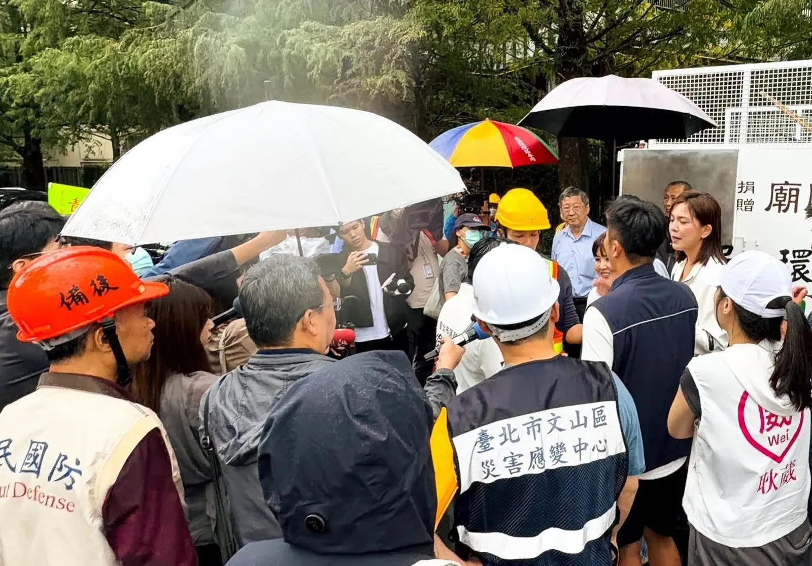 當天現場照片-陳峙穎痛批，面對災情整備，市府、部分國民黨議員竟然還在搞這種政治鬥爭。
