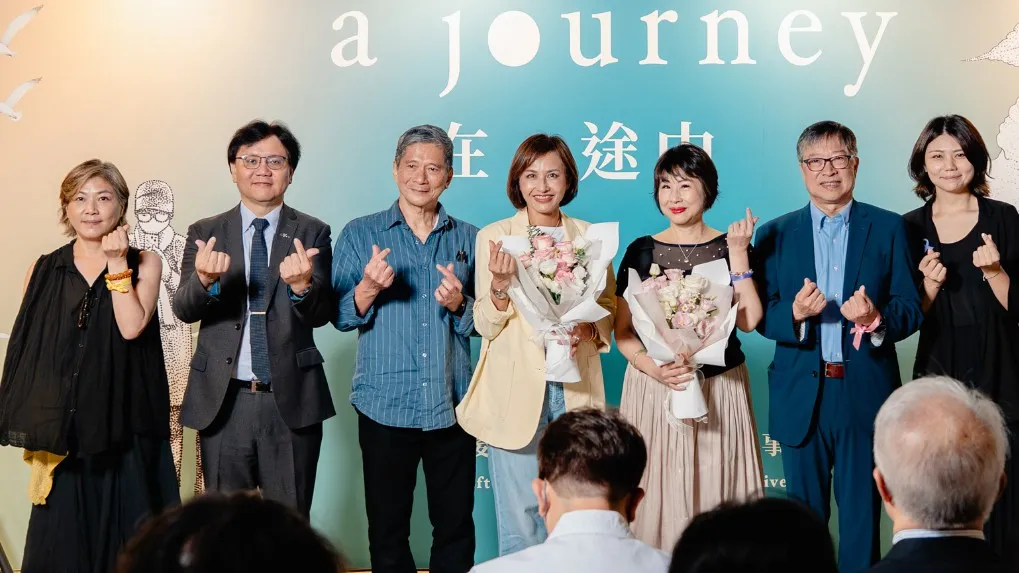 《在途中》策展人洪瑞琦（左起）、癌症希望基金會副董事長羅盛典、前文化部長李永得、立委邱議瑩、鋼琴家柯嘉惠、高醫大校長暨癌症希望基金會董事余明隆、策展人吳佳欣。（圖/癌症希望基金會提供）