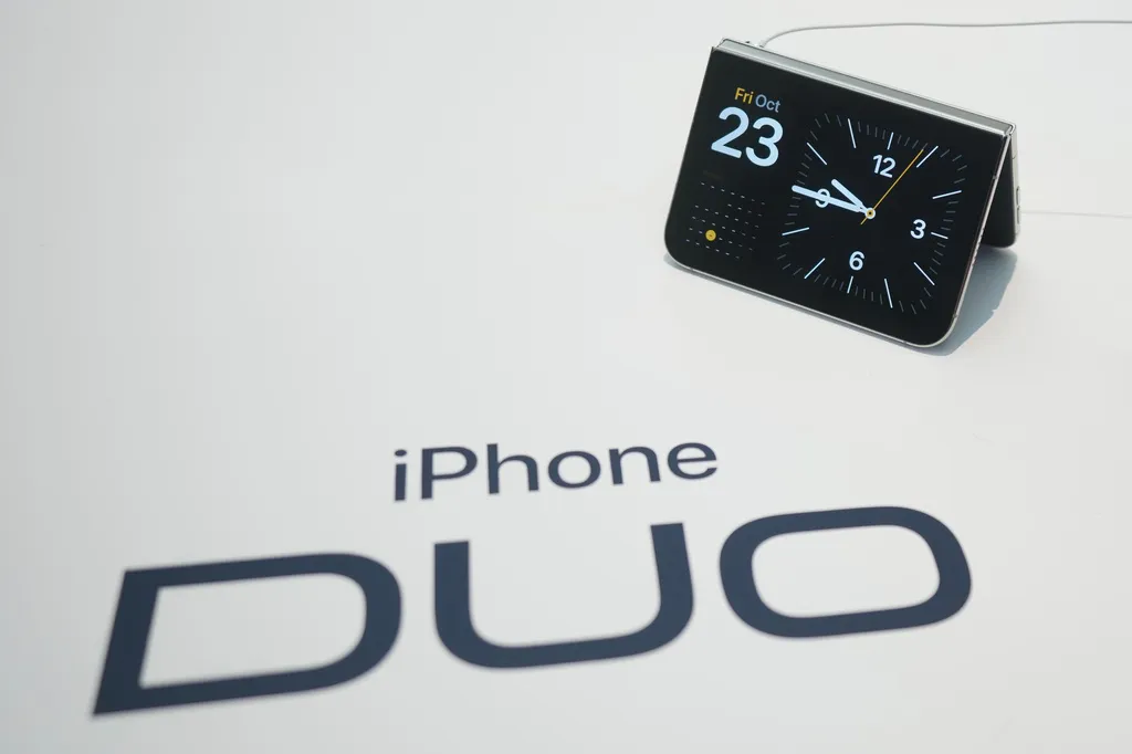 蘋果新推出的折疊智慧手機iPhone Duo正式在實體店舖開賣。（美聯社）