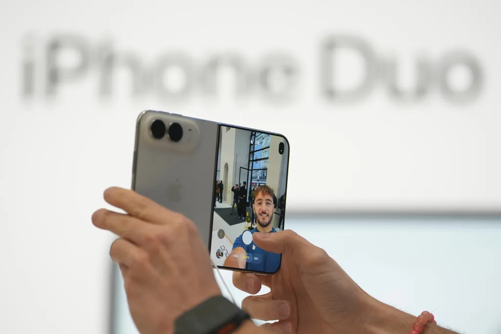 蘋果新推出的折疊智慧手機iPhone Duo正式在實體店舖開賣。（美聯社）