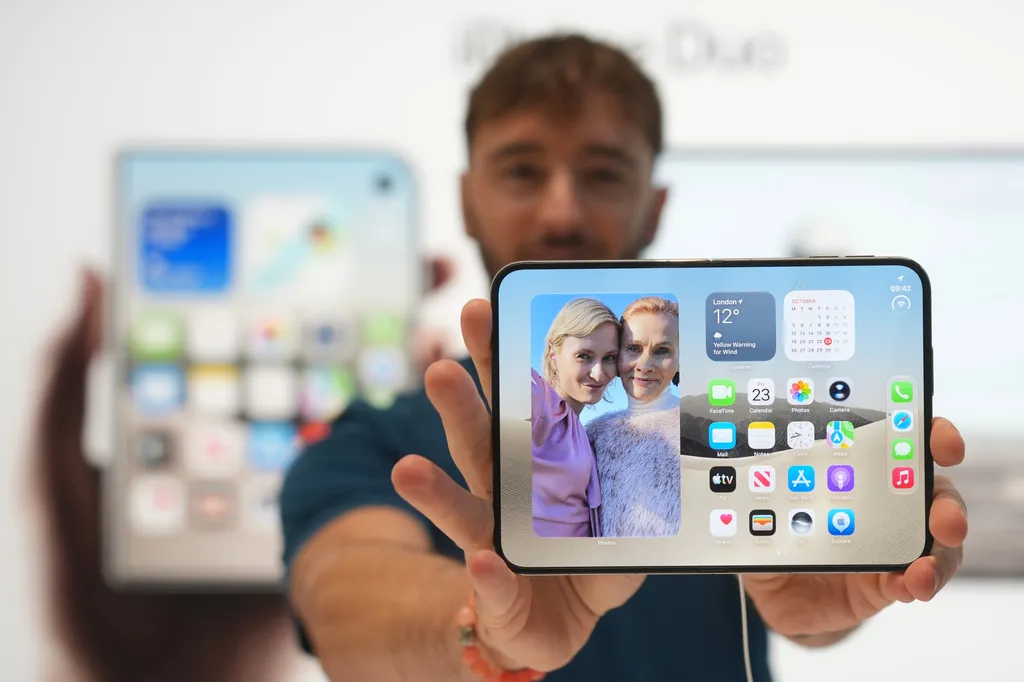 蘋果新推出的折疊智慧手機iPhone Duo正式在實體店舖開賣。（美聯社）