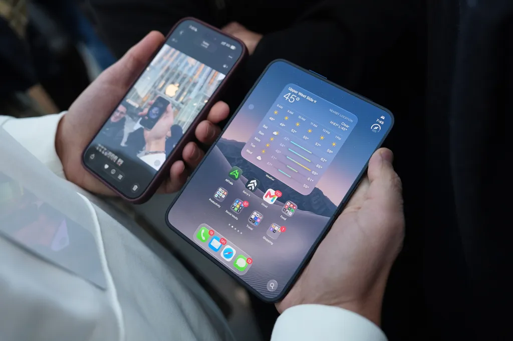 蘋果新推出的折疊智慧手機iPhone Duo正式在實體店舖開賣。（美聯社）