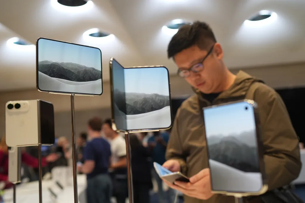 蘋果新推出的折疊智慧手機iPhone Duo正式在實體店舖開賣。（美聯社）