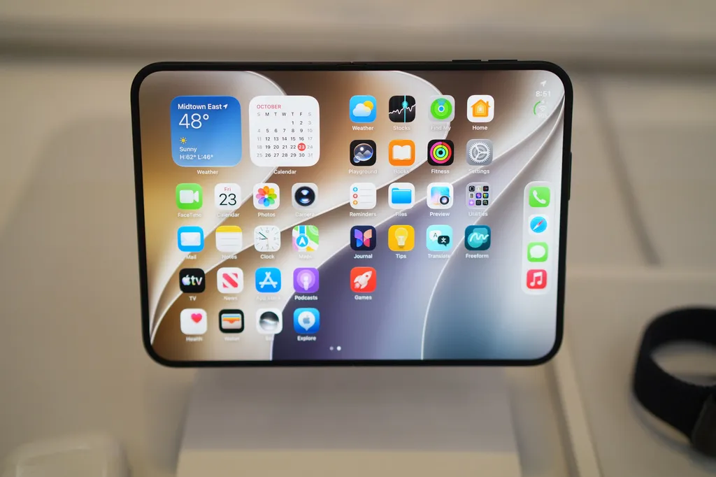 蘋果新推出的折疊智慧手機iPhone Duo正式在實體店舖開賣。（美聯社）