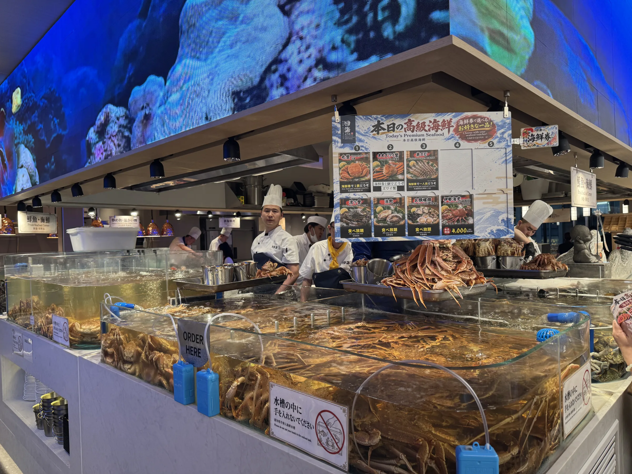 老舗外食グループが強固なサプライチェーンを武器に銀座へ初進出した高級海鮮ビュッフェ「銀座四海」は、タラバガニやA5和牛など200品類超を破格で提供し、新宿や大阪など全国展開を見据えている。黃信維