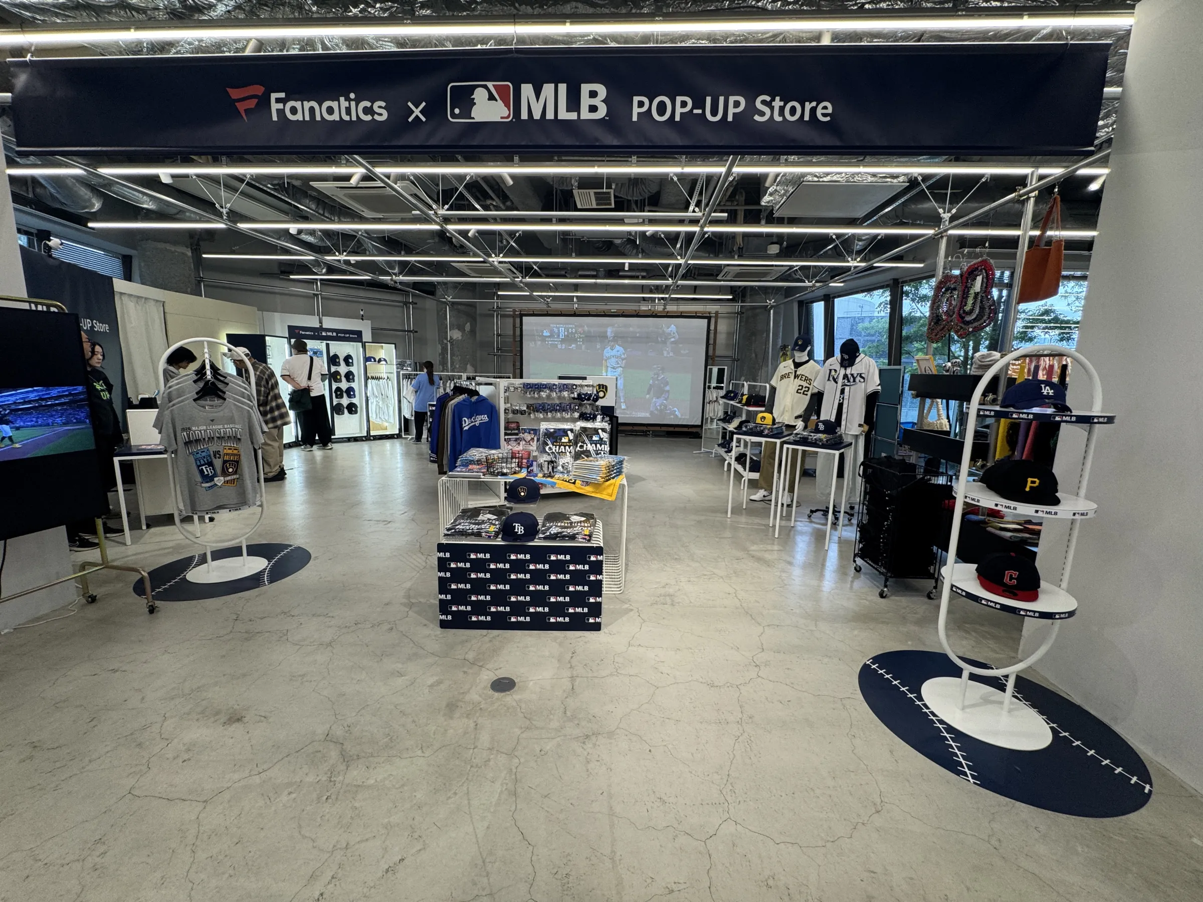 ファナティクスが表参道オモカドにMLB公式ポップアップストアを期間限定で開設し、ワールドシリーズ進出記念グッズなど300点以上のアイテムを展開している。黃信維