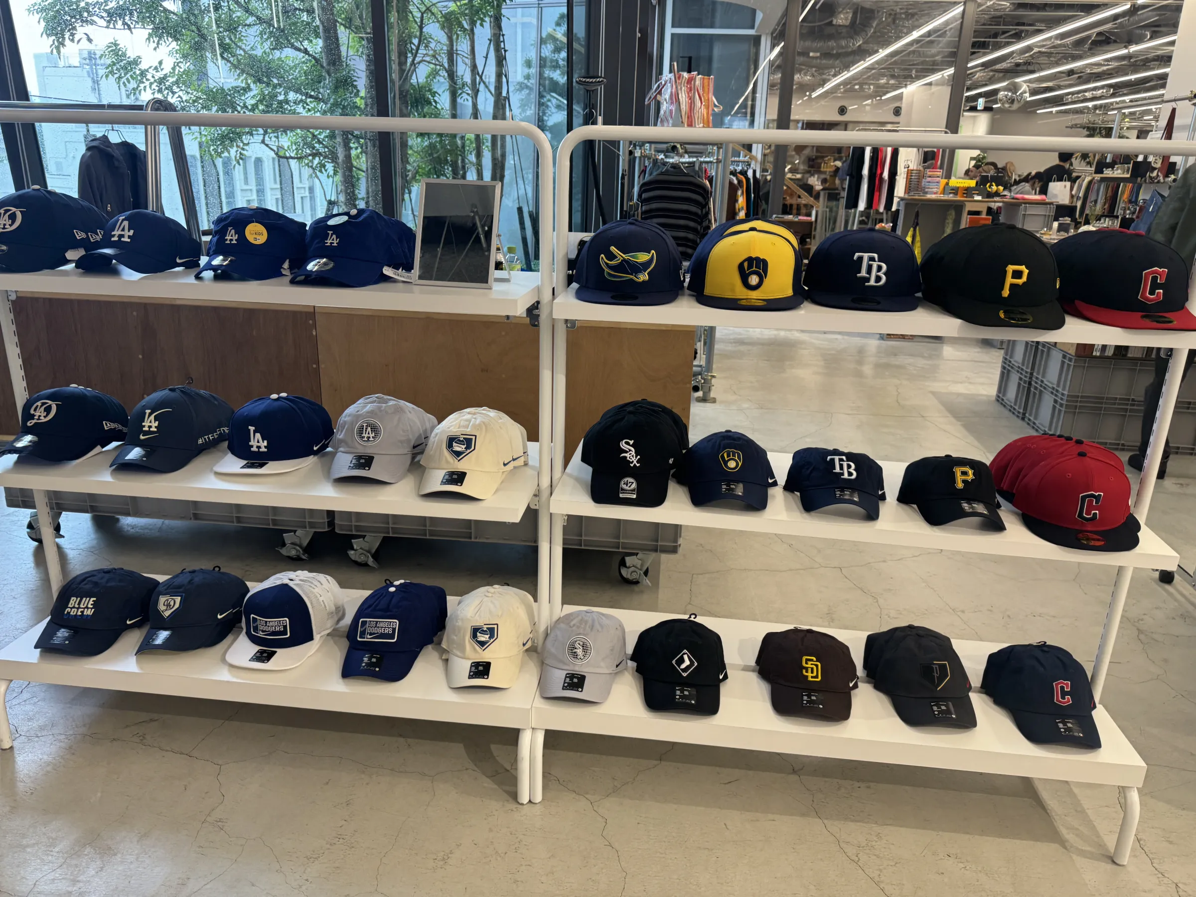 ファナティクスが表参道オモカドにMLB公式ポップアップストアを期間限定で開設し、ワールドシリーズ進出記念グッズなど300点以上のアイテムを展開している。黃信維